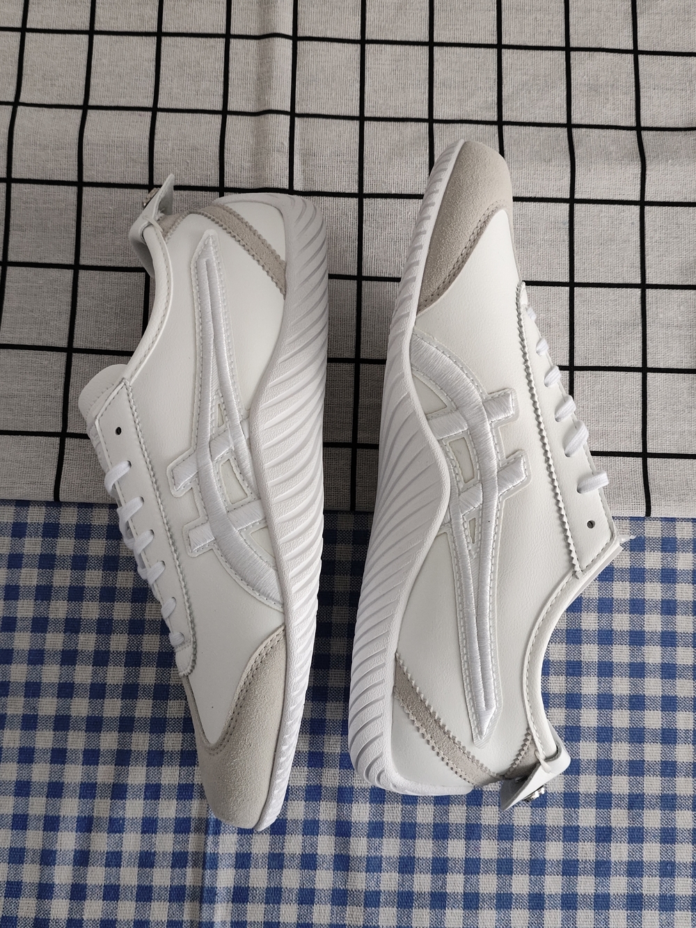 Onitsuka Tiger by Asics White and Light Gray Men’s Sneakers - Picture 2 of 6